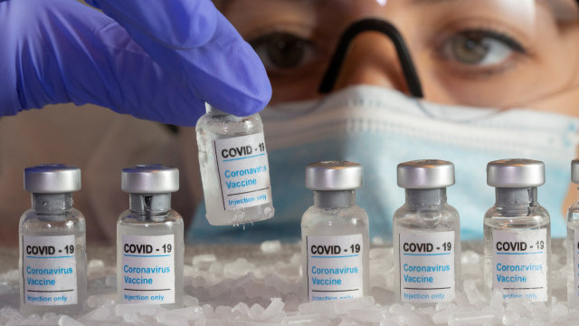 Ilustrasi vaksin corona.
 Foto: Dado Ruvic/REUTERS