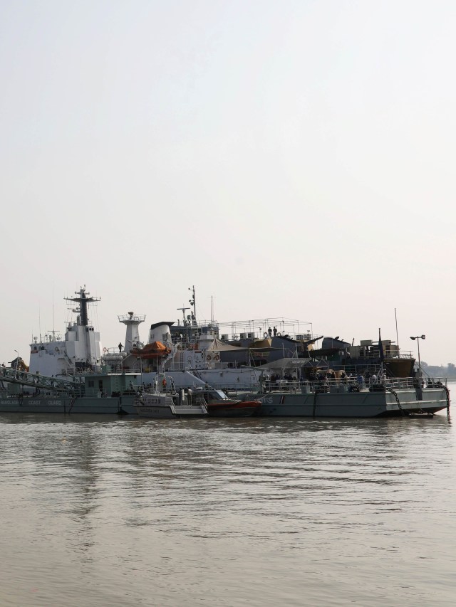 Kapal angkatan laut yang digunakan untuk membawa pengungsi Rohingya ke pulau Bhasan Char di Chattogram, Bangladesh, Jumat (4/12). Foto: Mohammad Ponir Hossain/Reuters