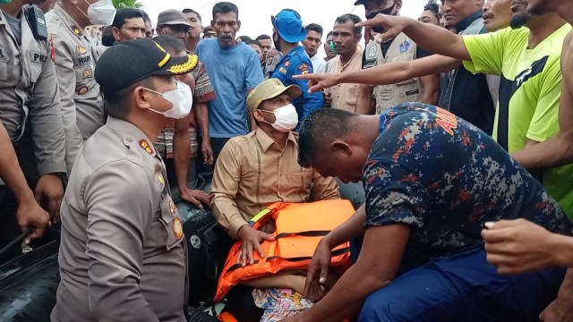 Tim penyelamat saat evakuasi jenazah korban banjir di Aceh Timur. Foto: Polsek Nurussalam 