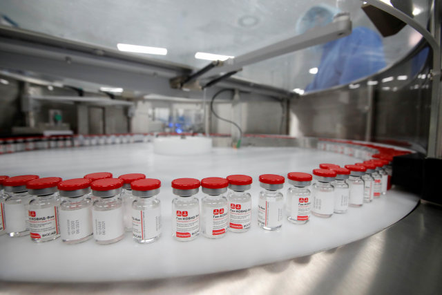 Proses produksi vaksin Sputnik V di fasilitas perusahaan bioteknologi BIOCAD di Saint Petersburg, Rusia. Foto: Anton Vaganov/Reuters