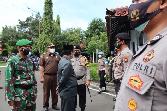 Kapolres berseta BupatiPemalang mengecek kesiapan personel untuk pengamanan Pilkada yang akan digelar pada 9 Desember mendatang. (Foto: Dok. Polres Pemalang)