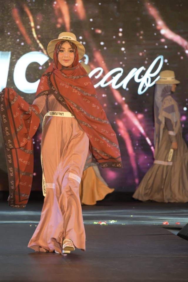 Model mengenakan busana rancangan Lina Sukijo saat peragaan busana pada Modprem Fashionity 2020 di Banda Aceh. Foto-foto: Mardha Kurnia untuk acehkini