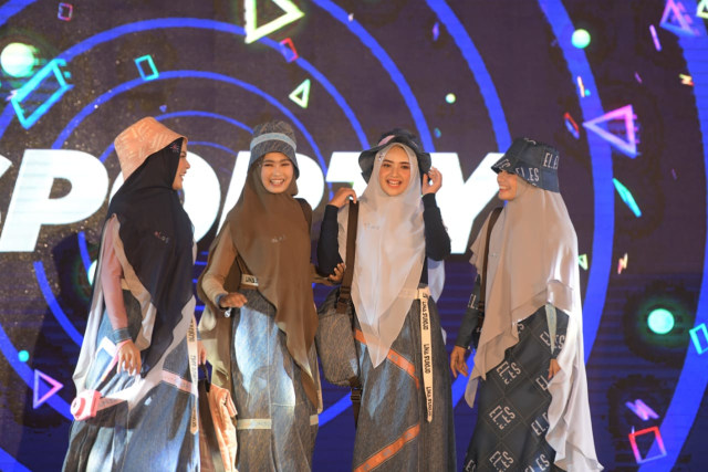 Foto: Parade Busana Muslim 'Modprem Fashionity 2020' Lina Sukijo di Banda Aceh (126847)