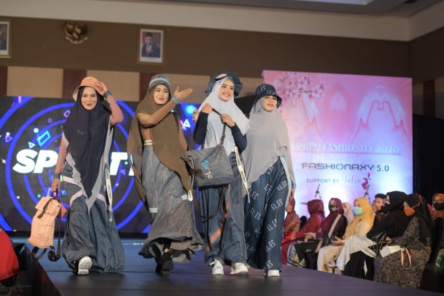Foto: Parade Busana Muslim 'Modprem Fashionity 2020' Lina Sukijo di Banda Aceh (126849)