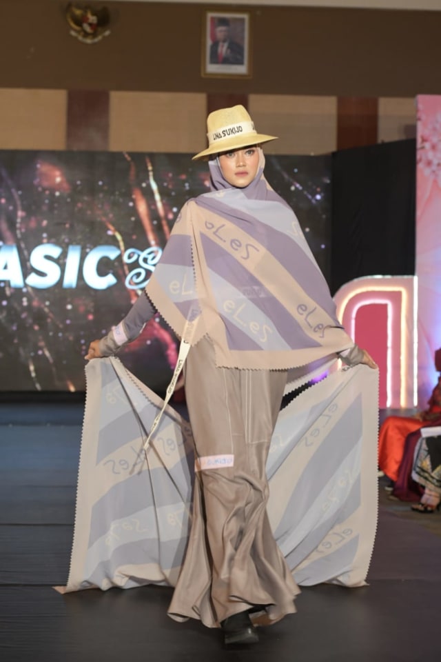 Foto: Parade Busana Muslim 'Modprem Fashionity 2020' Lina Sukijo di Banda Aceh (126851)