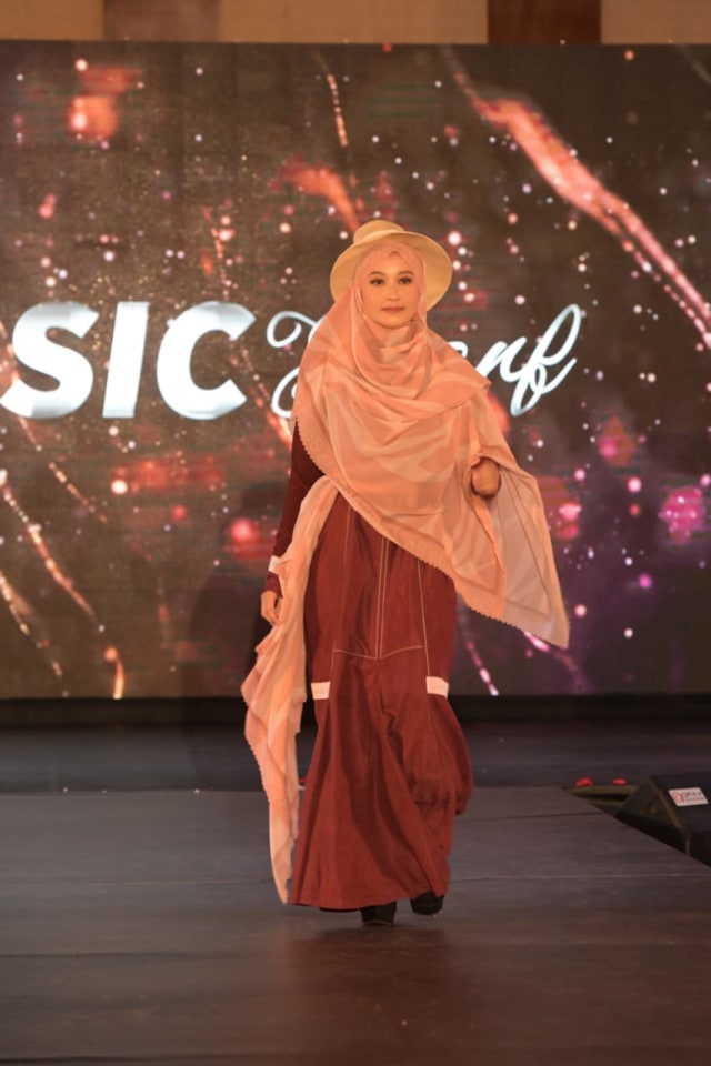 Foto: Parade Busana Muslim 'Modprem Fashionity 2020' Lina Sukijo di Banda Aceh (126852)