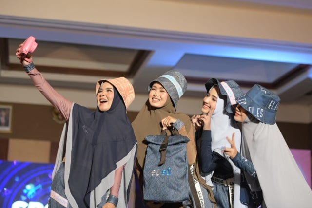 Foto: Parade Busana Muslim 'Modprem Fashionity 2020' Lina Sukijo di Banda Aceh (126854)