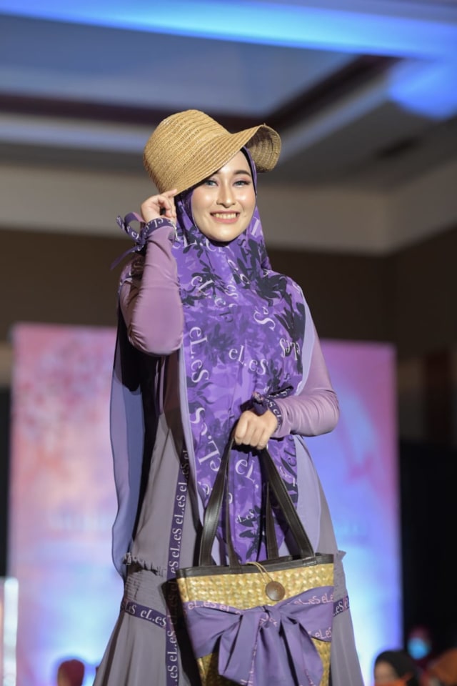 Foto: Parade Busana Muslim 'Modprem Fashionity 2020' Lina Sukijo di Banda Aceh (126855)