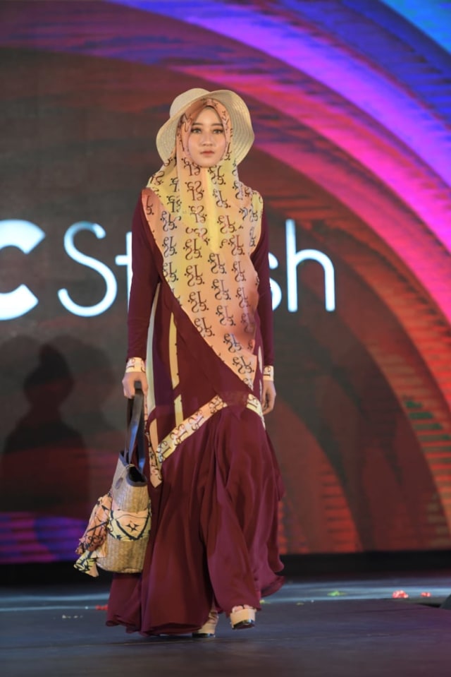 Foto: Parade Busana Muslim 'Modprem Fashionity 2020' Lina Sukijo di Banda Aceh (126856)