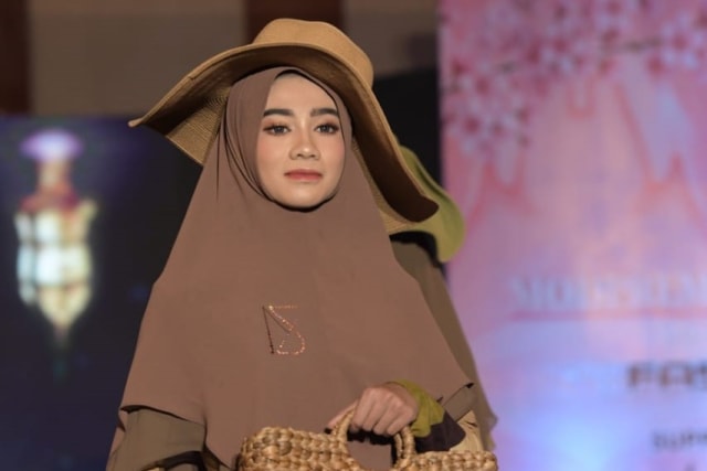 Foto: Parade Busana Muslim 'Modprem Fashionity 2020' Lina Sukijo di Banda Aceh (126853)