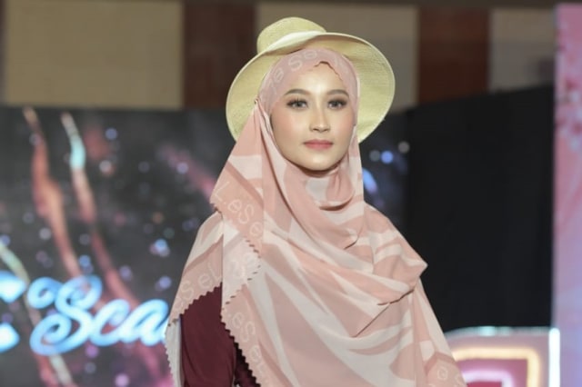 Foto: Parade Busana Muslim 'Modprem Fashionity 2020' Lina Sukijo di Banda Aceh (126848)