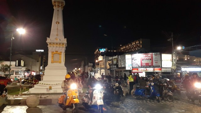 Petugas membubarkan komunitas vespa uang berkerumun Jalan Laksda Adisucipto, Gondokusuman, Kota Yogyakarta. Foto: Arfiansyah Panji Purnandaru/kumparan