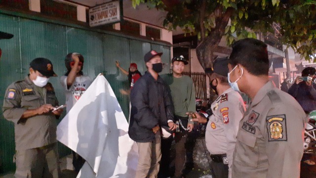 Petugas membubarkan komunitas vespa uang berkerumun Jalan Laksda Adisucipto, Gondokusuman, Kota Yogyakarta. Foto: Arfiansyah Panji Purnandaru/kumparan