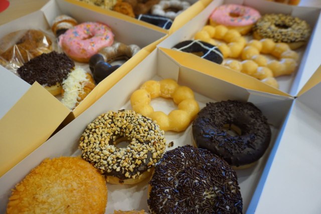 Berbagai pilihan rasa dan bentuk donat di Mister Donut | Foto: M Adita Putra/Lampung Geh