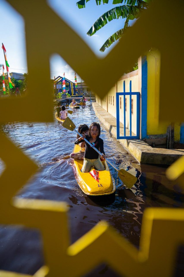 Anak-anak bermain kano di Parit Kampung Arab Pontianak. Foto: Dok. Hi!Pontianak