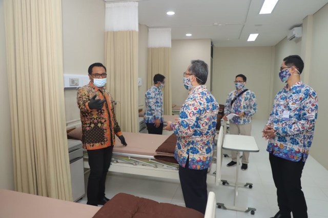 Wakil Wali Kota Malang, Sofyan Edi Jarwoko (kiri) ketika meninjau Klinik Jantung Hasna Medika Malang, Minggu (6/12/2020). (Foto: Pemkot Malang)