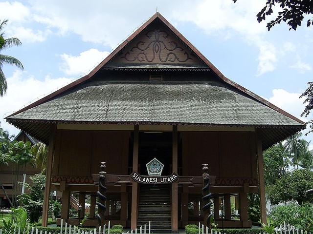 Rumah panggung tradisional Minahasa. Sumber: Wikimedia Commons