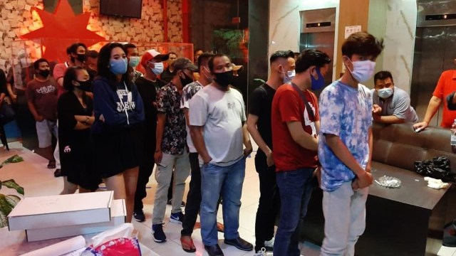 PARA pengunjung Sky Club Pub dan KTV Star City Pekanbaru menjalani tes urine usai kembali buka setelah tiga bulan disegel dan ditutup Pemko Pekanbaru, Minggu dinihari (6/12/2020). 