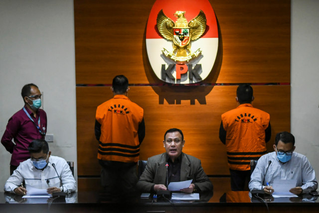 Ketua KPK Firli Bahuri menggelar konferensi pers terkait Operasi Tangkap Tangan (OTT) tindak pidana korupsi pada program bantuan sosial di Kementerian Sosial untuk penanganan COVID-19 di Gedung KPK, Jakarta, Minggu (6/12).
Foto: Galih Pradipta/ANTARA FOTO