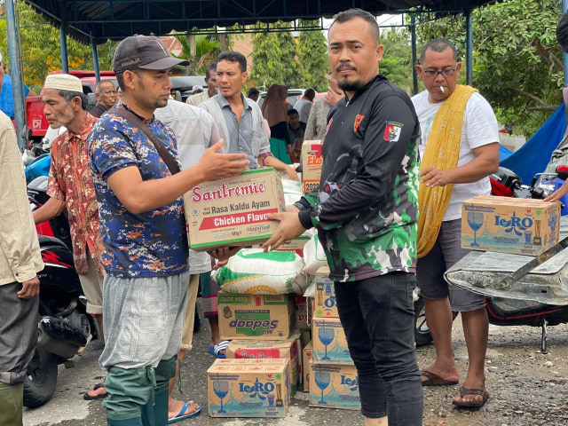 M Rusdi Aziz, CEO Acehlink menyerahkan langsung bantuan paket sembako kepada pengungsi, Minggu (6/12/2020). | Fadel Aziz Pase - Kumparan.com