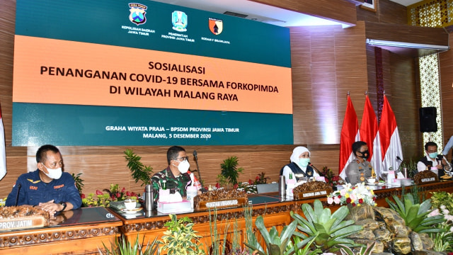 Pangdam V/Brawijaya Mayjen TNI Suharyanto dan Gubernur Jawa Timur Khofifah Indar Parawansa saat meninjau kesiapan RS Lapangan di Polkesma Malang. Foto: Kodam V/Brawijaya