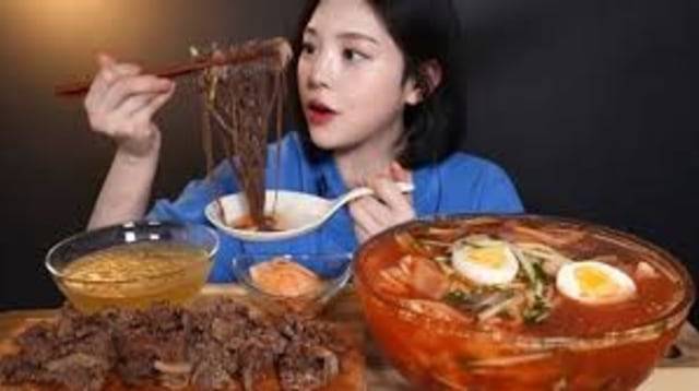 shorturl.at/bqzHJ salah satu bukti bahwa kegiatan makan bisa menjadi profesi dan membuat bahagia.