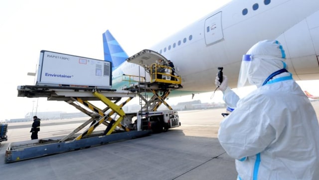 Petugas memasukkan kontainer berisi vaksin Sinovac ke pesawat di Bandara Beijing Capital International, China, Minggu (6/12). Foto: Muchlis Jr/Biro Pers Setpres
