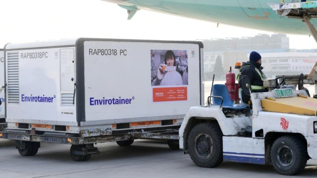 Petugas membawa kontainer berisi vaksin Sinovac yang akan dimuat ke pesawat di Bandara Beijing Capital International, China, Minggu (6/12). Foto: Muchlis Jr/Biro Pers Setpres