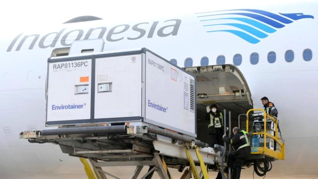 Petugas memasukkan kontainer berisi vaksin Sinovac ke pesawat di Bandara Beijing Capital International, China, Minggu (6/12). Foto: Muchlis Jr/Biro Pers Setpres