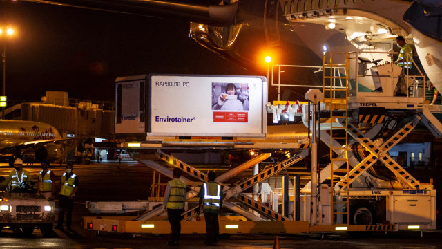 Petugas menurunkan kontainer berisi vaksin COVID-19 saat tiba di Bandara Soekarno-Hatta, tangerang, Banten, Minggu (6/12). Foto: Dhemas Reviyanto/ANTARA FOTO