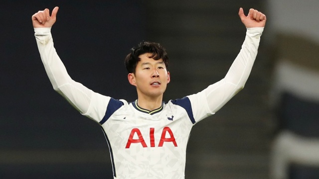 Pemain Tottenham Hotspur Son Heung-min berselebrasi usai mencetak gol ke gawang Arsenal di Stadion Tottenham Hotspur, London, Inggris, Minggu (6/12). Foto: Pool via REUTERS
