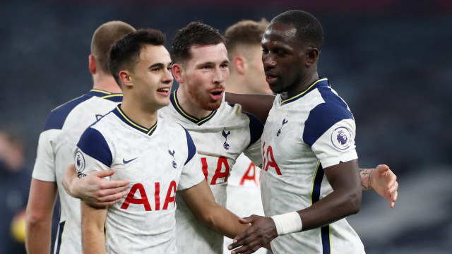 Pemain Tottenham Hotspur berselebrasi. Foto: Pool via REUTERS