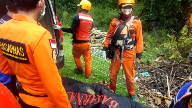 Tim SAR gabungan saat mengevakuasi korban meninggal karena banjir di Kota Medan, Sumatera Utara. Foto: Dok. Istimewa