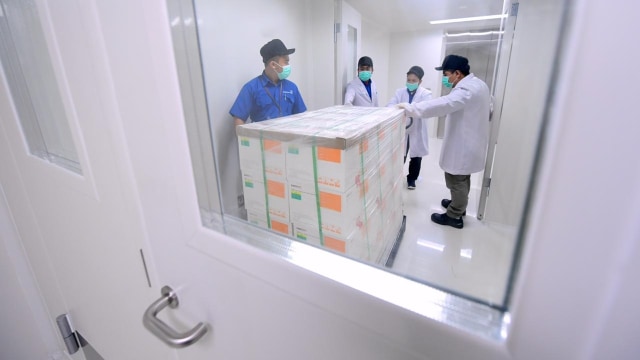Petugas mengecek kontainer berisi vaksin COVID-19 Sinovac saat tiba di Bio Farma, Bandung, Jawa Barat. Foto: Muchlis Jr/Biro Pers Sekretariat Presiden