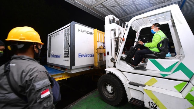 Petugas menaikkan kontainer berisi vaksin COVID-19 Sinovac ke atas truk di Bandara Soekarno-Hatta Foto: Muchlis Jr/Biro Pers Sekretariat Presiden