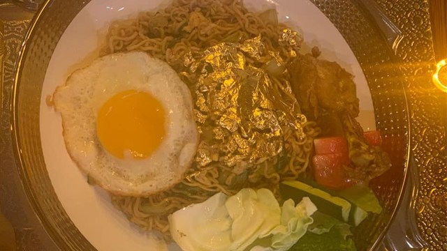Mi Instan ala Sultan dengan Topping Emas 24 Karat, Harganya Bikin Melongo (230107)