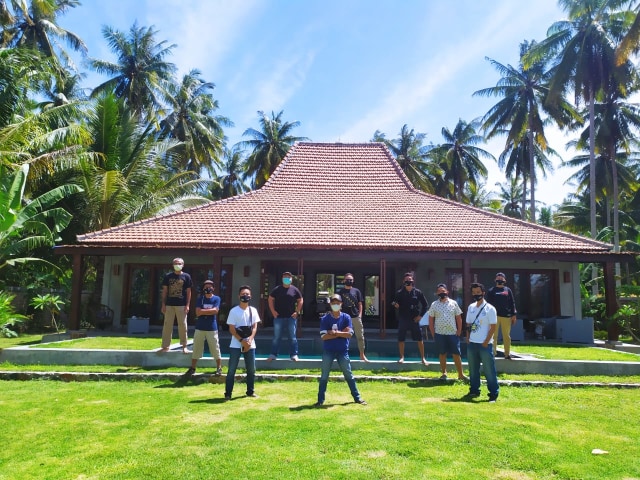 Sejumlah influencer Lampung dan Dinas Pariwisata Pesisir Barat Kampanyekan piknik pakai masker, Jumat (4/12) | Foto : Istimewa