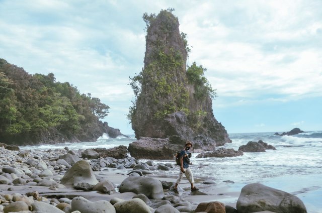 Mengunjungi destinasi wisata Pantai Batu Tihang Pesisir Barat, Jumat (4/12) | Foto : Istimewa