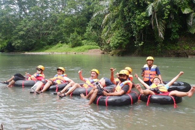 Menikmati serunya wisata tubing Way Biha Pesisir Barat, Kamis (5/12) | Foto : Lampung Geh