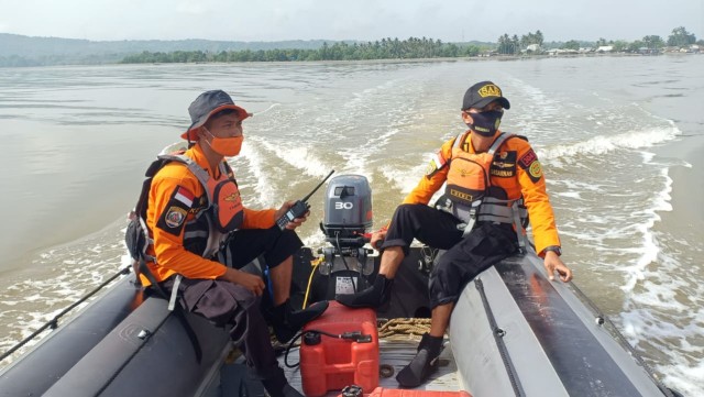 Tim SAR saat melakukan pencarian korban hilang di Pantai Batu Gong. Foto: Dok Basarnas Kendari.