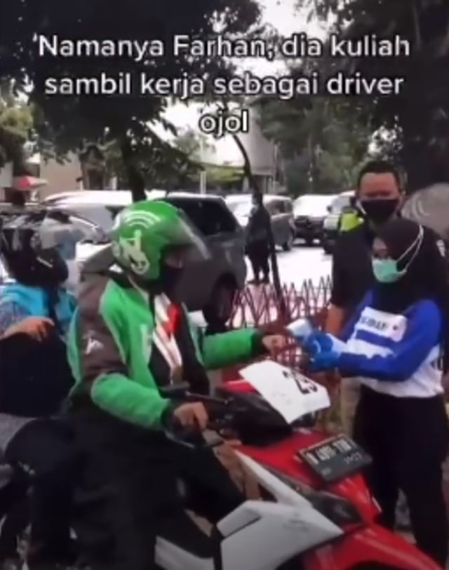 Viral Wisuda Drive Thru, Wisudawan Ini Pakai Jaket Ojol (251824)