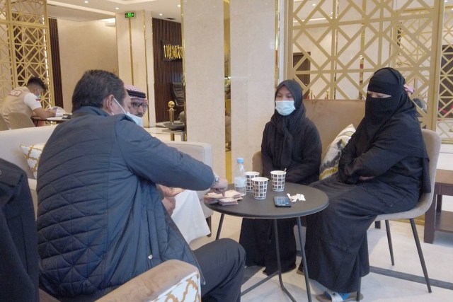Konsul Tenaga Kerja KJRI Jeddah, Mochamad Jusuf memperjuangkan Hak-Hak 2 PMI. Foto: Dok. KJRI Jeddah