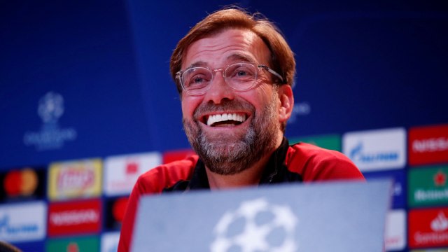 Raut semringah Juergen Klopp pada konferensi pers jelang laga vs Bayern. Foto: Reuters/Andrew Boyers