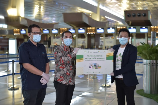 Enesis Group melalui Yayasan Enesis Indonesia bagi-bagi healthy kit di bandara. Foto: Dok. Enesis Group