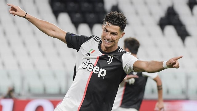 Selebrasi Cristiano Ronaldo usai berhasil mencetak gol ke gawang Lazio pada pertandingan Liga Italia di Allianz Stadium, Selasa (21/7). Foto: AP Images