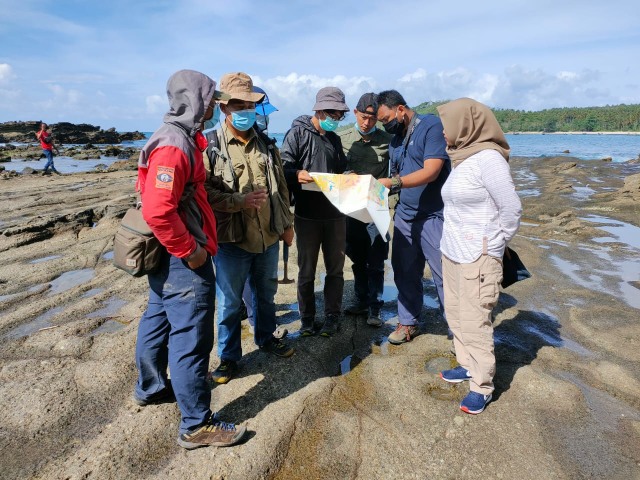 Diskusi saat verifikasi lapangan warisan geologi Kabupaten Lebak melalui media peta geologi regional di Pantai Karang Taraje Sawarna. Dok: Bappeda Kabupaten Lebak.