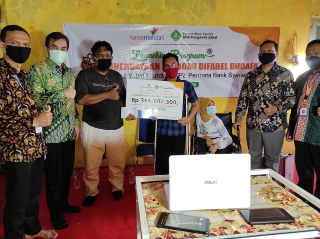 Serah terima bantuan antara Yatim Mandiri dan UPZ Bank Permata Syariah kepada pelaku usaha penyandang disabilitas, Kamis (3/12/2020).