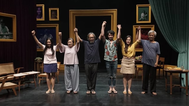 Para pemain pementasan teater “Rumah Kenangan” (dokumen: Instagram @titimangsafoundation) 