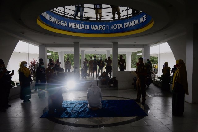Eksekusi hukuman cambuk terhadap pelaku judi togel dan judi sabung ayam serta pelaku pelecehan seksual di Banda Aceh, Senin (7/12). Foto: Abdul Hadi/acehkini