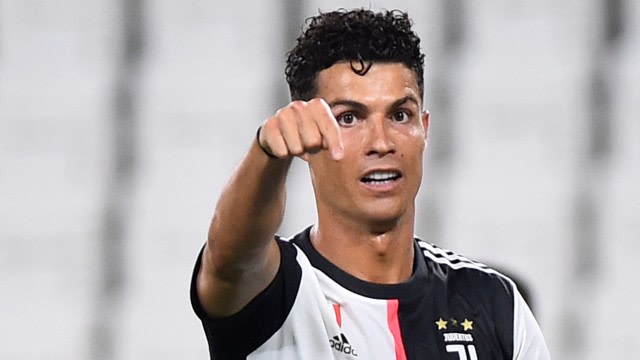 Selebrasi pemain Juventus Cristiano Ronaldo usai mencetak gol ke gawang Lazio pada lanjutan Serie A di Stadion Allianz, Turin, Italia. Foto: Massimo Pinca/REUTERS
